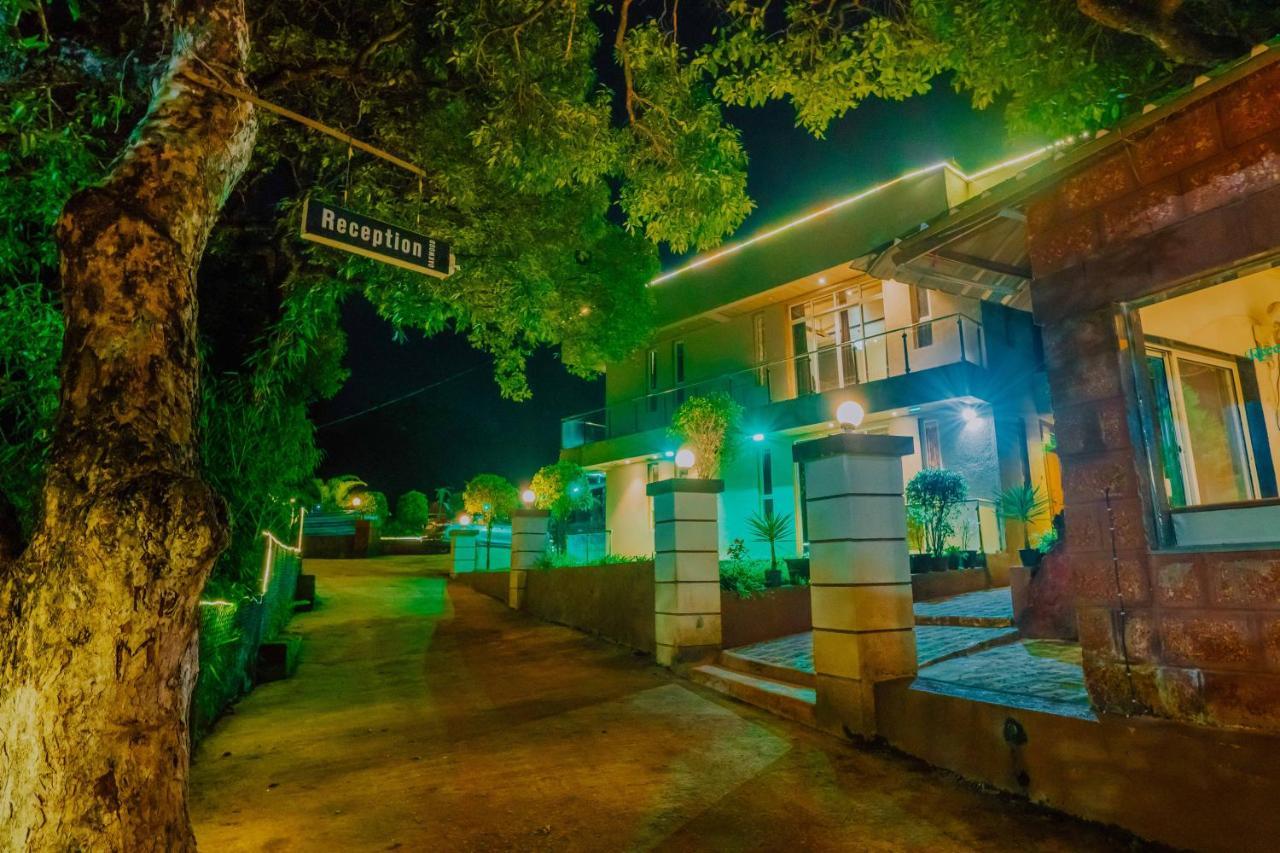 The Oak Woods Hotel Mahābaleshwar Exterior foto